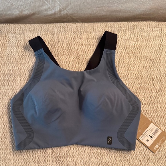 On Running Women's Performance Sports Bra - Picture 1 of 4